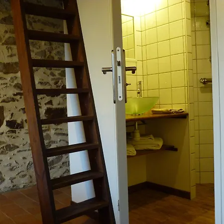 D'hotes Le Chateau Rouge Bed & Breakfast 3*