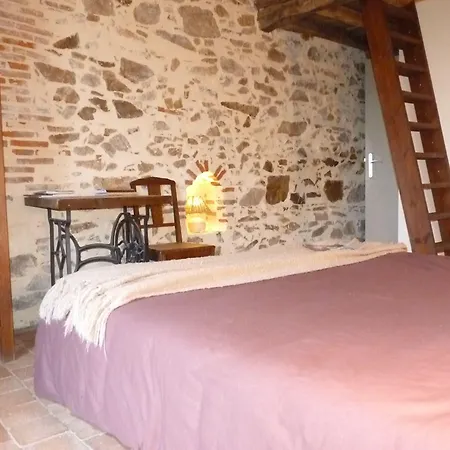 D'hotes Le Chateau Rouge Bed & Breakfast