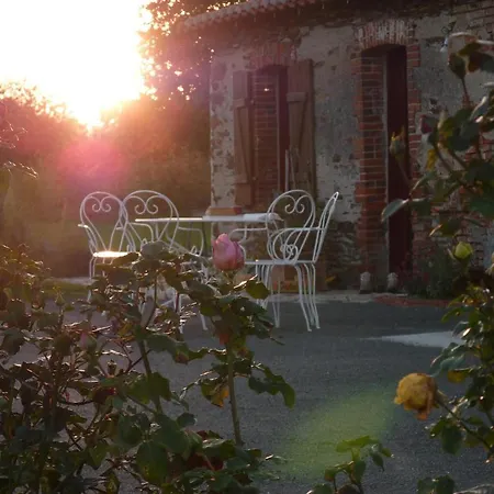 D'hotes Le Chateau Rouge ベッド・アンド・ブレックファスト Saint-Germain-sur-Moine