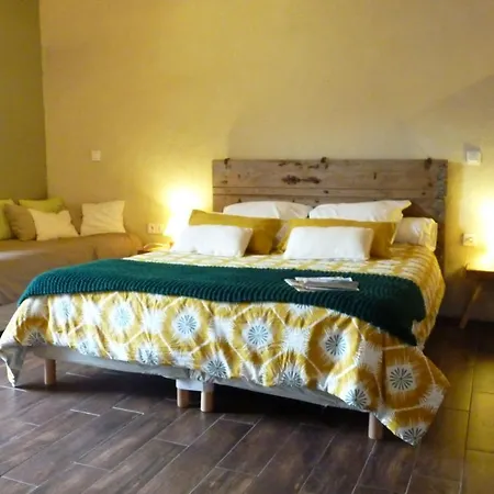 D'hotes Le Chateau Rouge Bed & Breakfast 3*