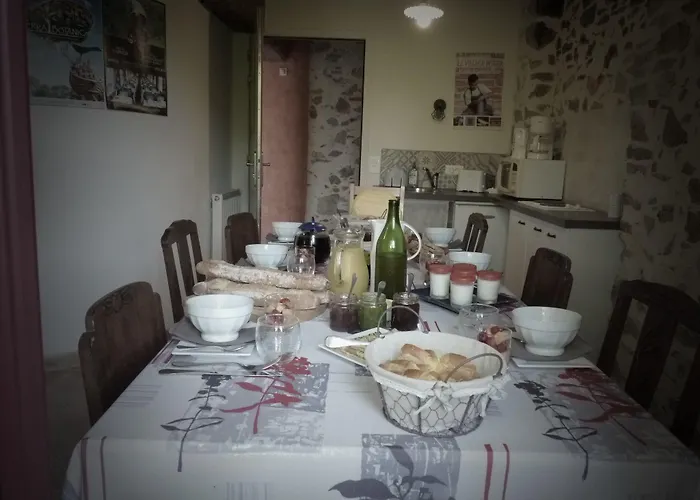 D'hotes Le Chateau Rouge Bed & Breakfast