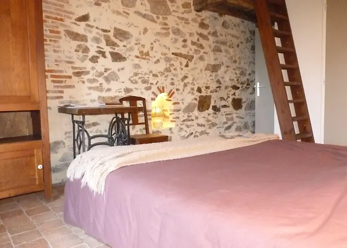 D'hotes Le Chateau Rouge Bed & Breakfast